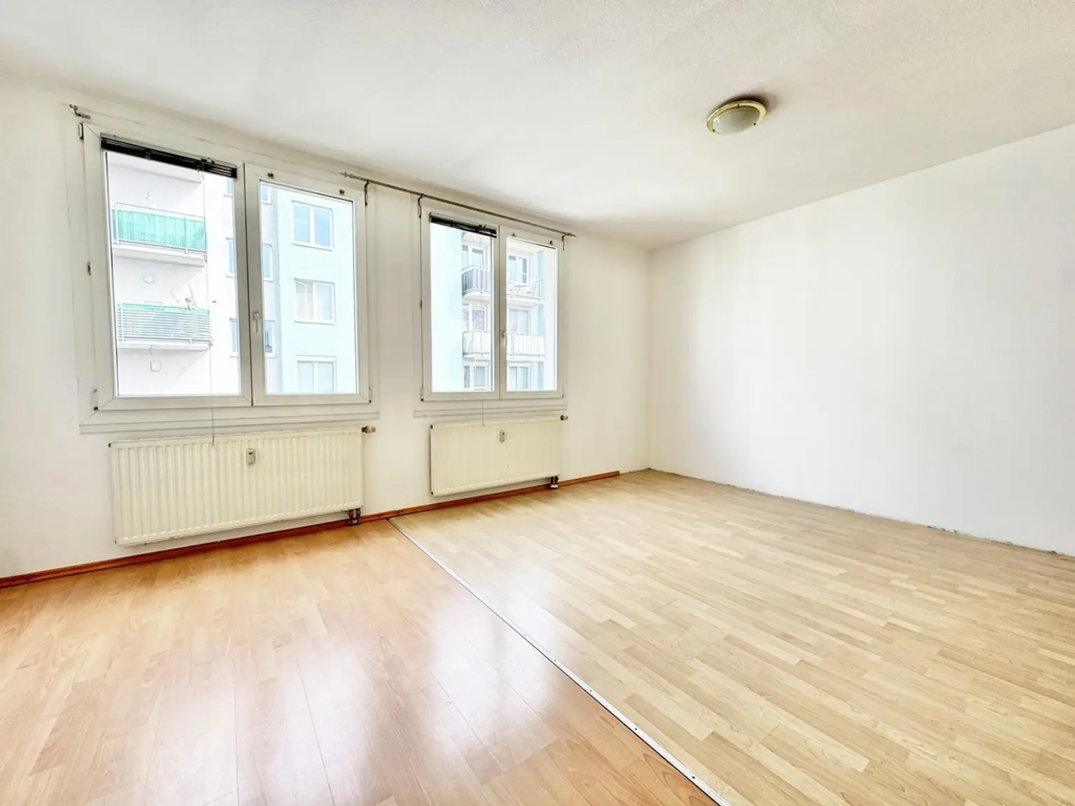 BALKONTRAUM | TOPLAGE NÄHE DONAUZENTRUM | HELLE SINGLE-WOHNUNG | U-BAHN-NÄHE