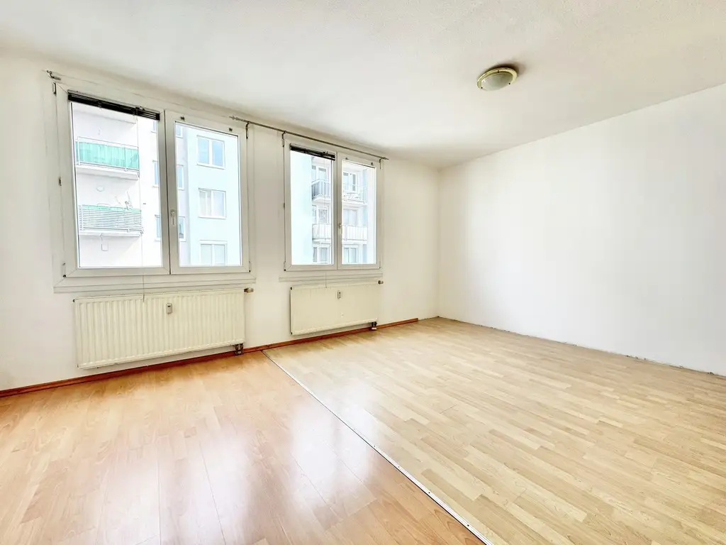 BALKONTRAUM | TOPLAGE NÄHE DONAUZENTRUM | HELLE SINGLE-WOHNUNG | U-BAHN-NÄHE