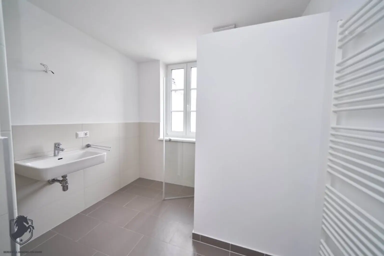 Außergewöhnliche Villa mit drei Wohneinheiten, Gewerbeeinheit & teilbarem Grundstück