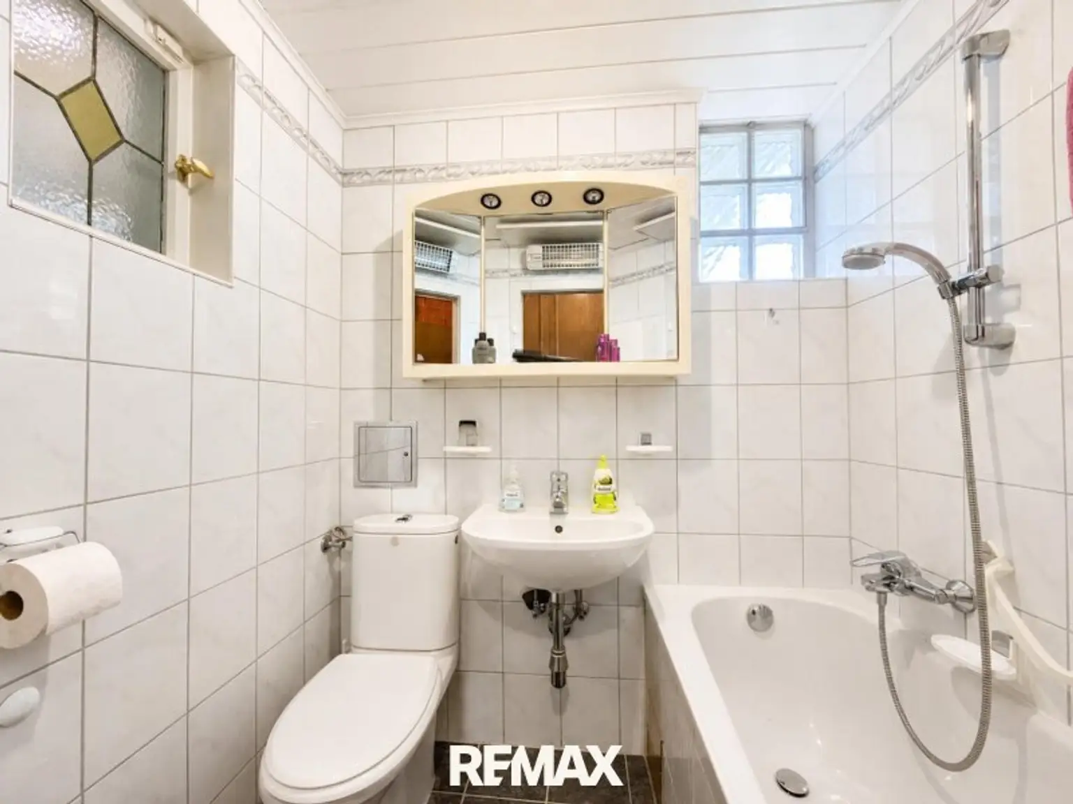 2. Badezimmer mit Badewanne und WC