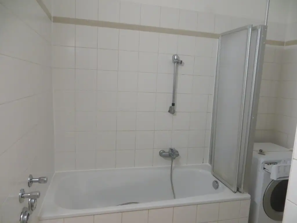 Befristet vermietete 2-Zimmer-Wohnung im sanierten Altbau.