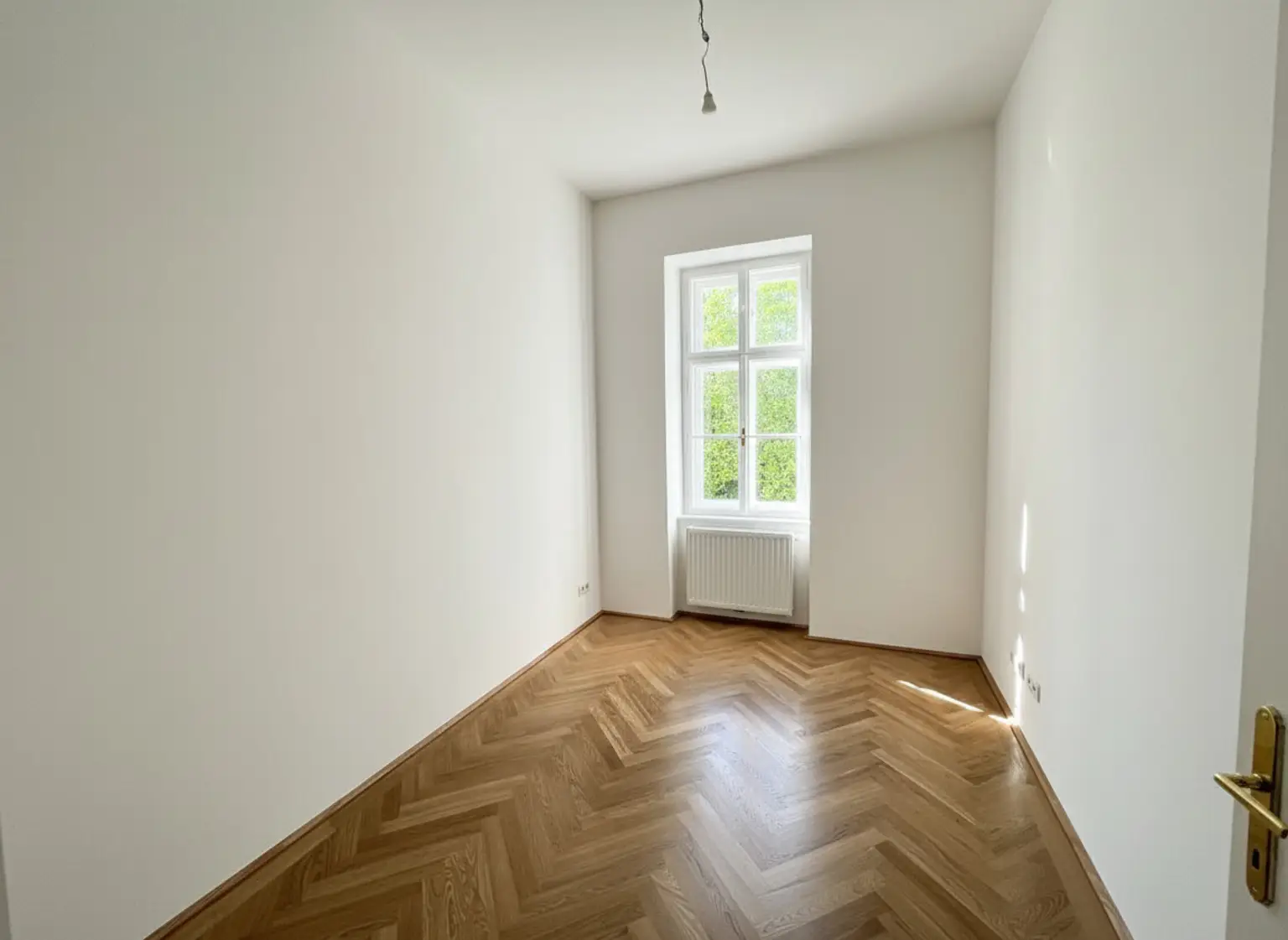 ERSTBEZUG NACH GENERALSANIERUNG: Einzigartige helle Altbauwohnung mit Stuckdecken in ruhiger Lage und einem kleinen Balkon