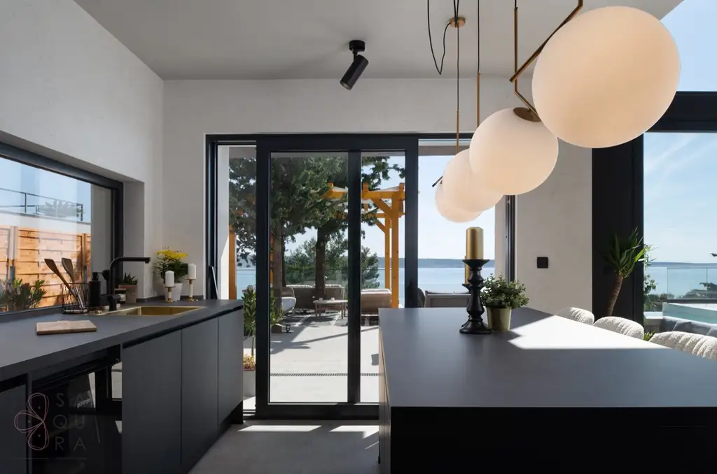 Exklusivität direkt am Meer – Moderne Luxusvilla bei Zadar mit 6 Suiten & Investmentpotenzial