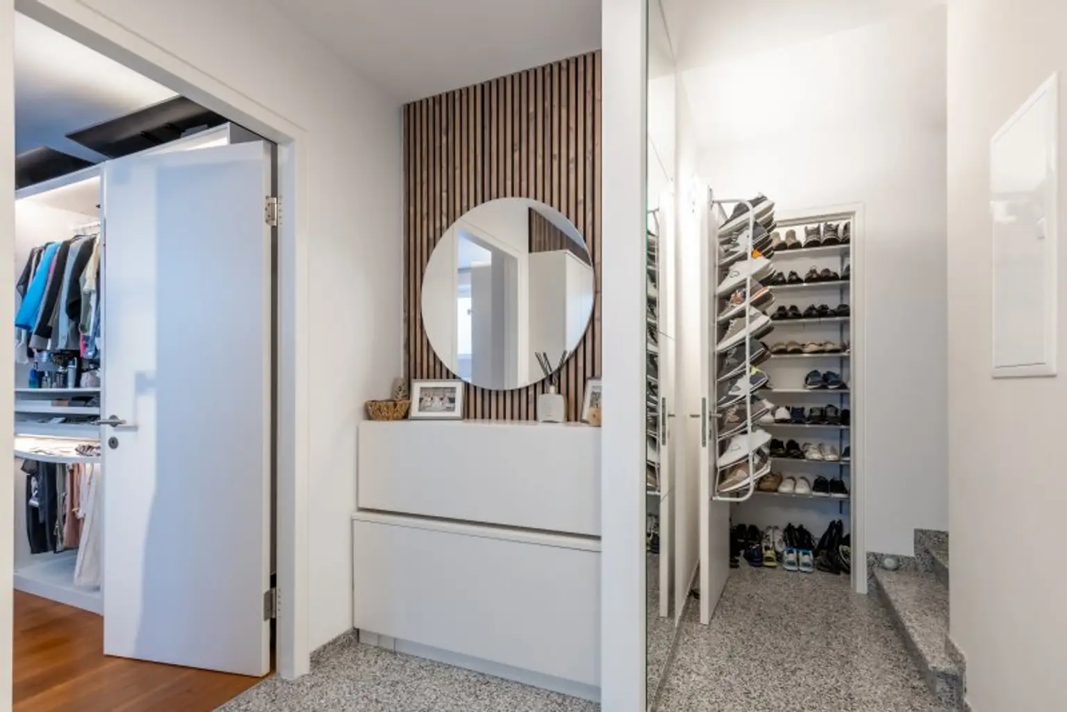 Exklusives Weinberg-Refugium: unverbaubarer Panoramablick in absoluter Ruhelage I hightech Pool I Dachterrasse mit Whirlpool I Erdwärme, Solarpaneele, Fußbodenheizung, Kühldecke