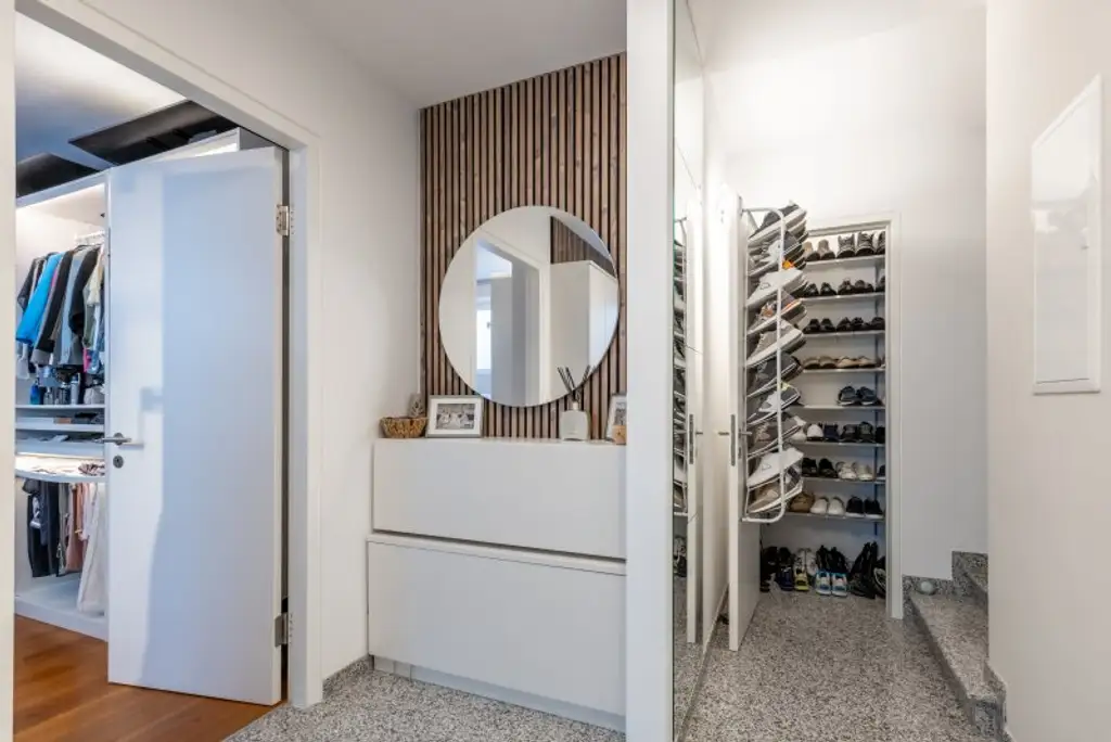 Exklusives Weinberg-Refugium: unverbaubarer Panoramablick in absoluter Ruhelage I hightech Pool I Dachterrasse mit Whirlpool I Erdwärme, Solarpaneele, Fußbodenheizung, Kühldecke