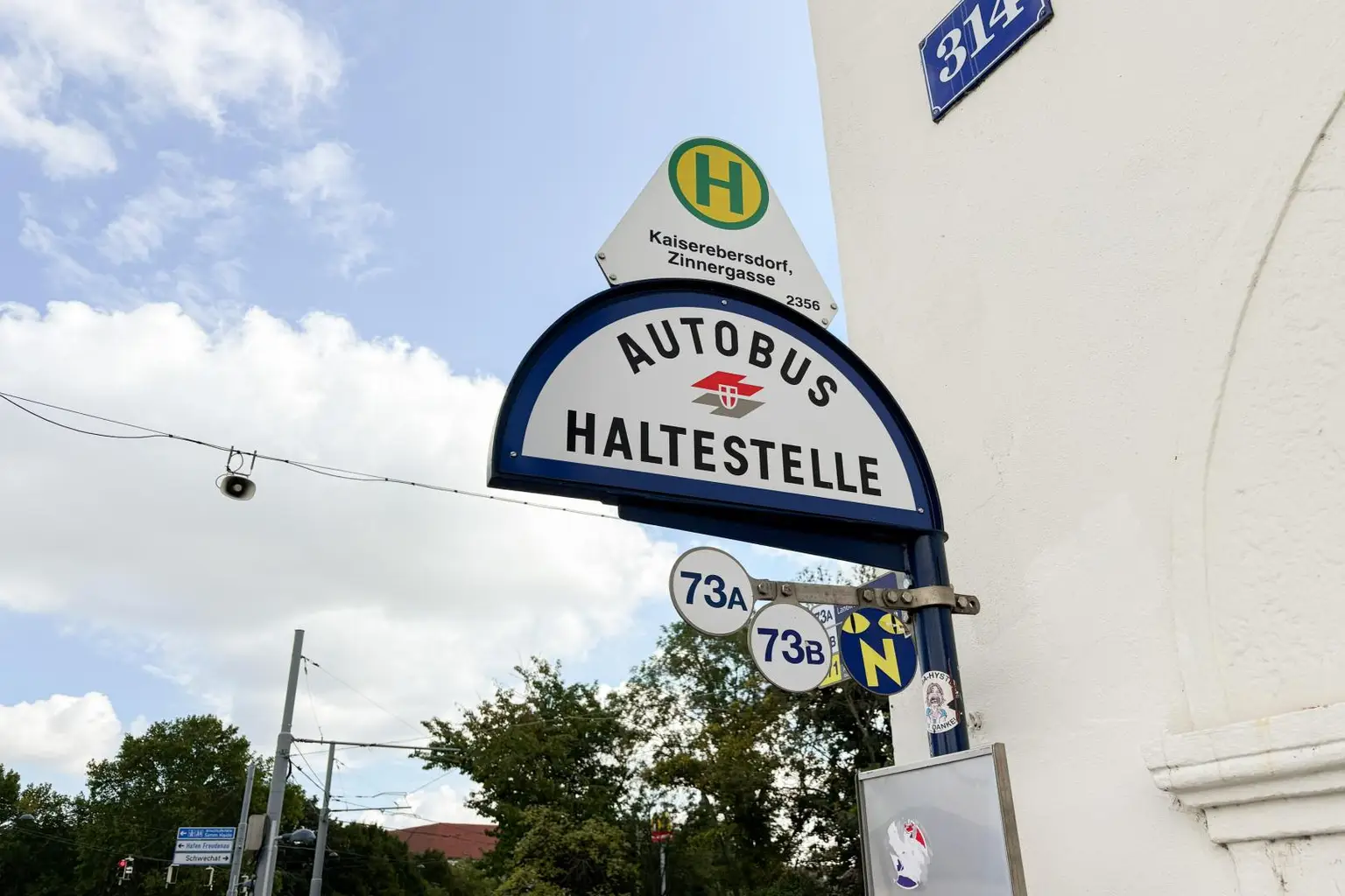 Kaiserebersdorf: Grundstück mit Altbestand und Entwicklungspotenzial