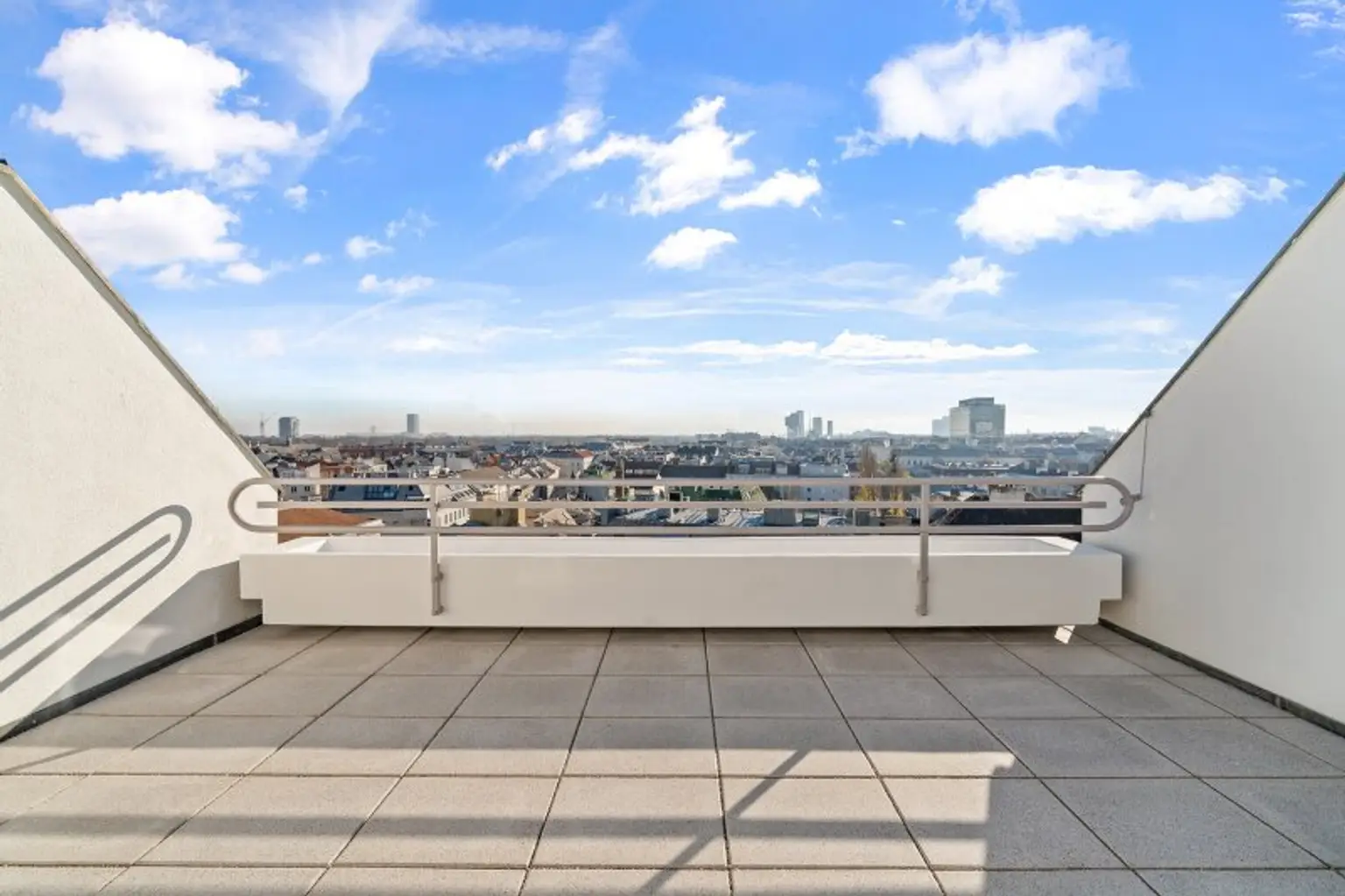 Generalsanierte Eigentumswohnung auf drei Ebenen mit zwei Terrassen - Gegenüber Sofiensäle