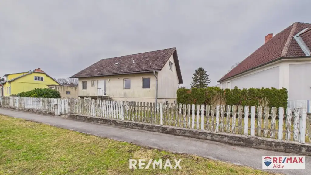 Einzugsbereites Haus mit großer Garage und großem Grundstück