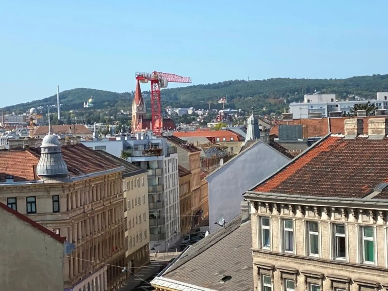 Nur ca. € 4.200 pro m² - 3 Zimmer DG-Wohnung  -  2 Gehminuten zur U3 Station Johnstraße