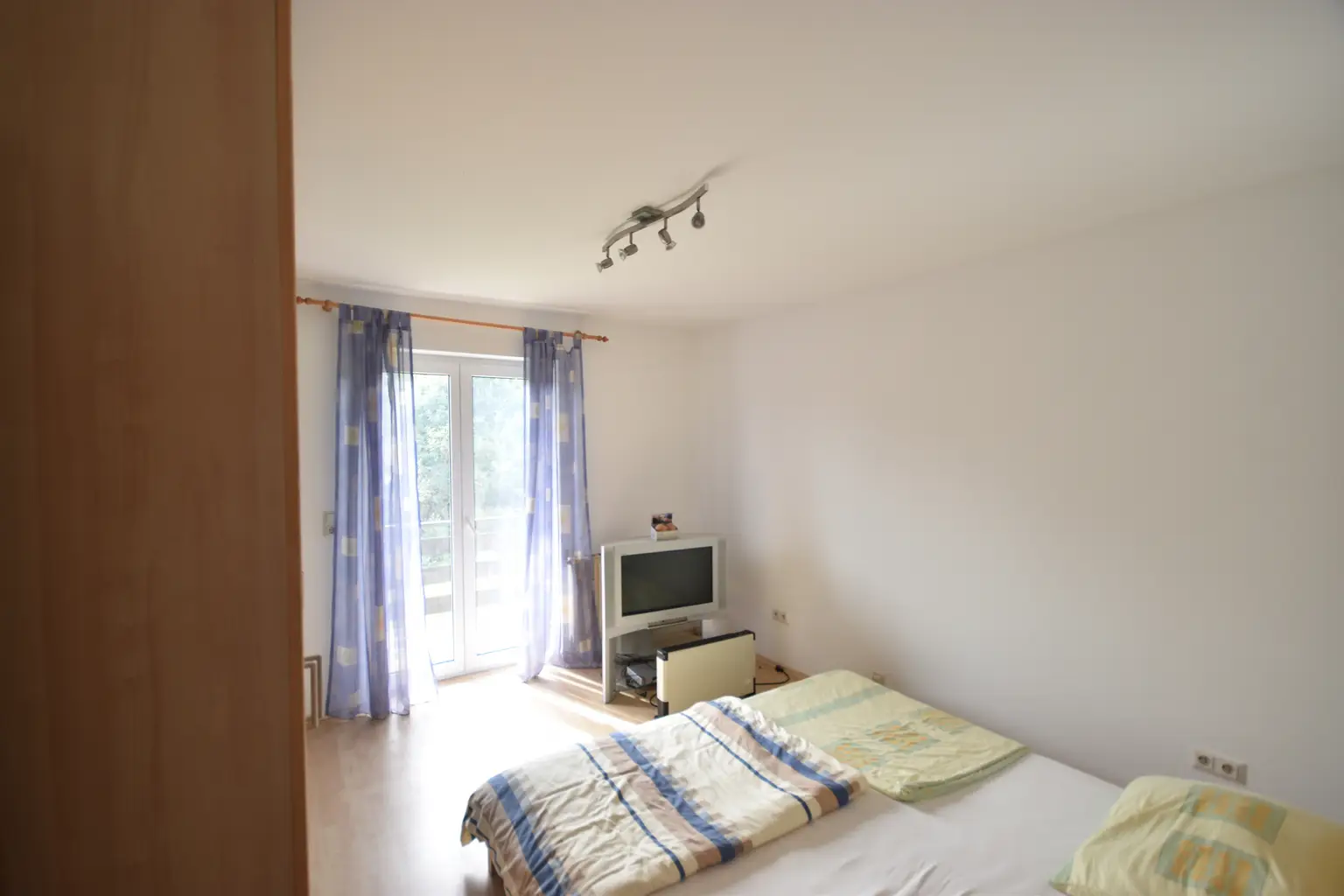 "LIND OB VELDEN - Renovierungsbedürftiges Wohnhaus mit zwei separaten Wohnungen"