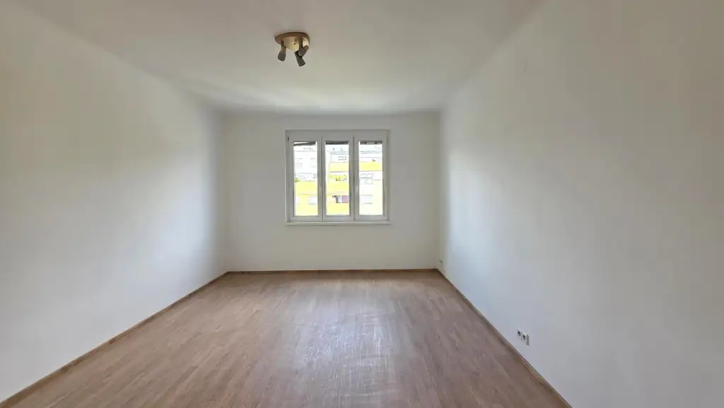4. OG! Sanierungsbedürftige 2 Zimmer Wohnung in S-Bahn-Nähe
