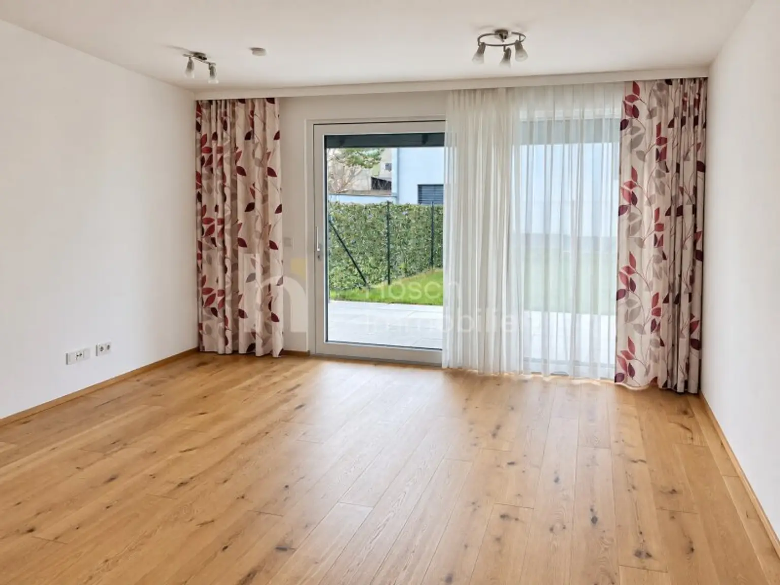 Wohnbereich mit Gartenzugang – KI-bearbeitet