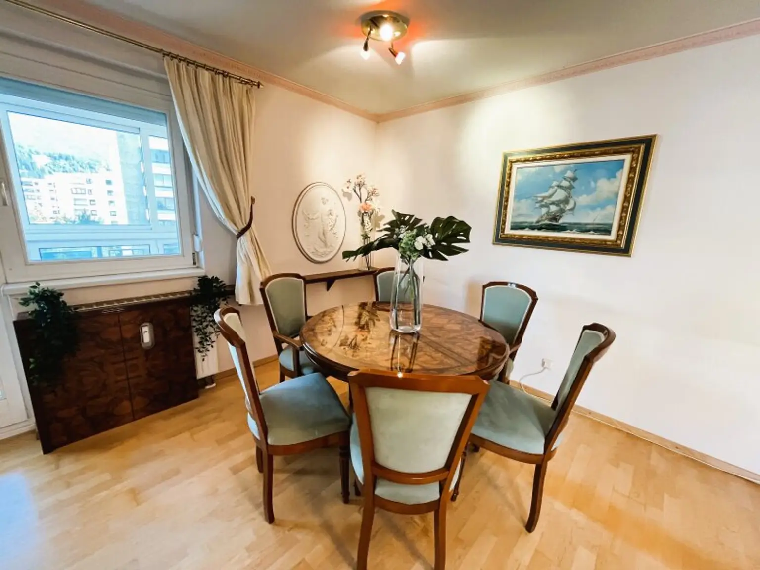 WOHNEN MIT AUSBLICK: Wunderschöne 3-Zimmerwohnung mit 2 verglasten Balkonen nahe Stadtgrenze von INNSBRUCK!
