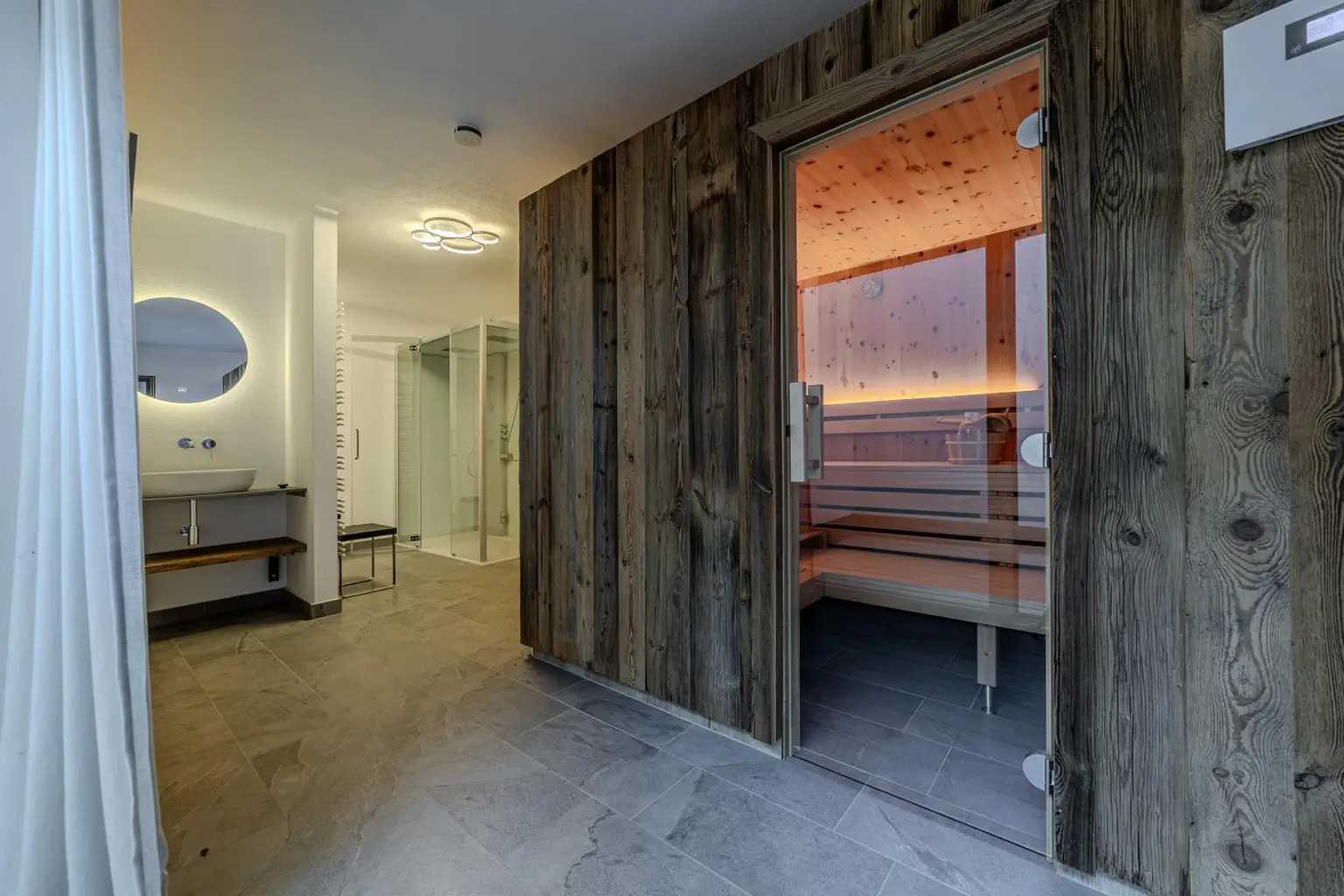 Exklusives Doppelhaus mit Gewerbefläche und Outdoor-Pool in sehr ruhiger Lage