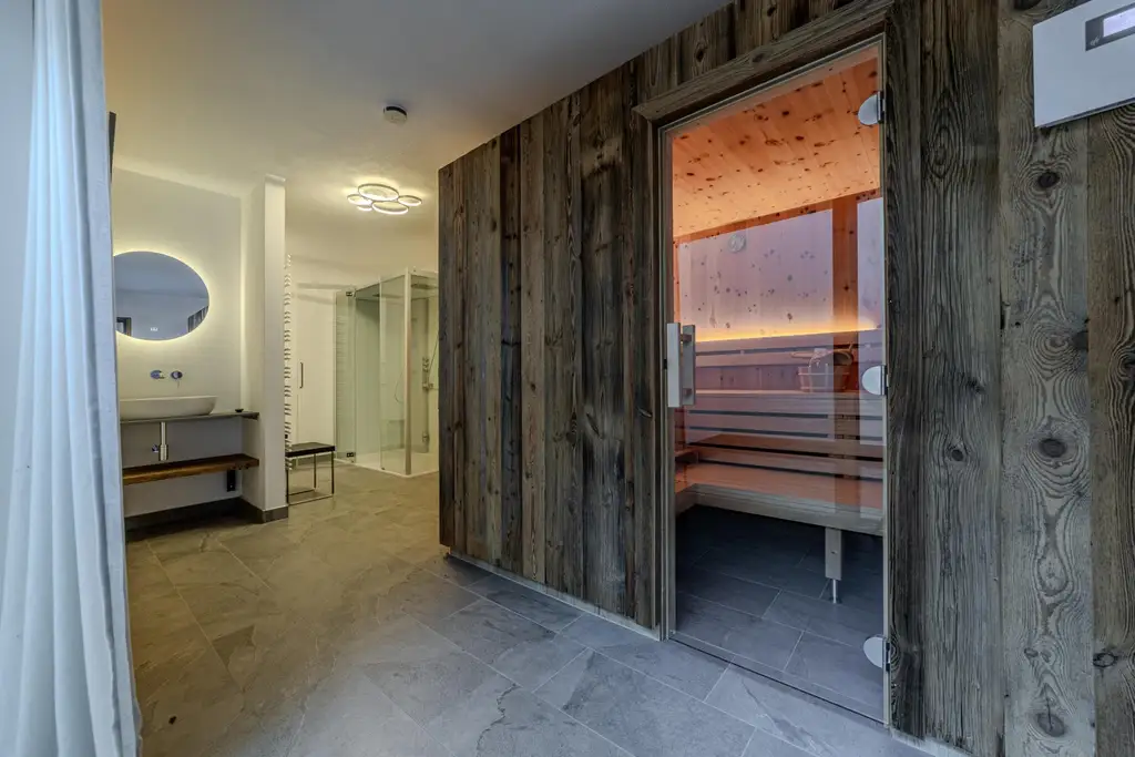 Exklusives Doppelhaus mit Gewerbefläche und Outdoor-Pool in sehr ruhiger Lage