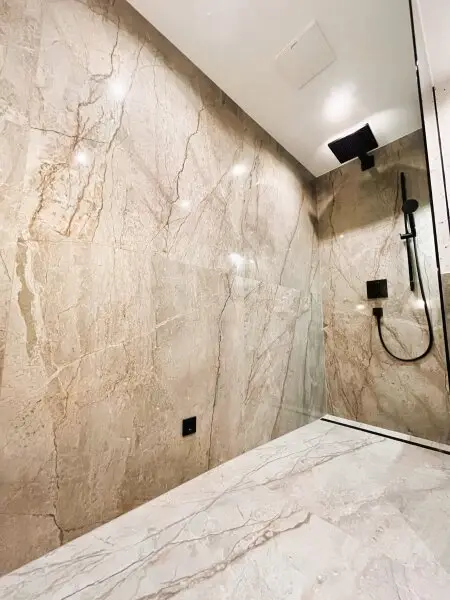 Bad 1 mit Walk-In-Dusche und WC