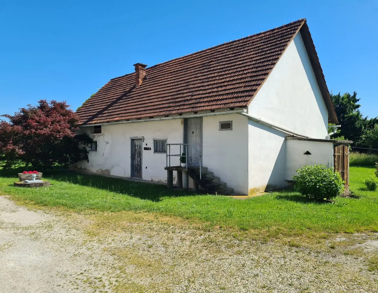 Großzügige Hofstelle im Bauland mit Wohnhaus sowie vier weitere Nebengebäude in zentraler Lage