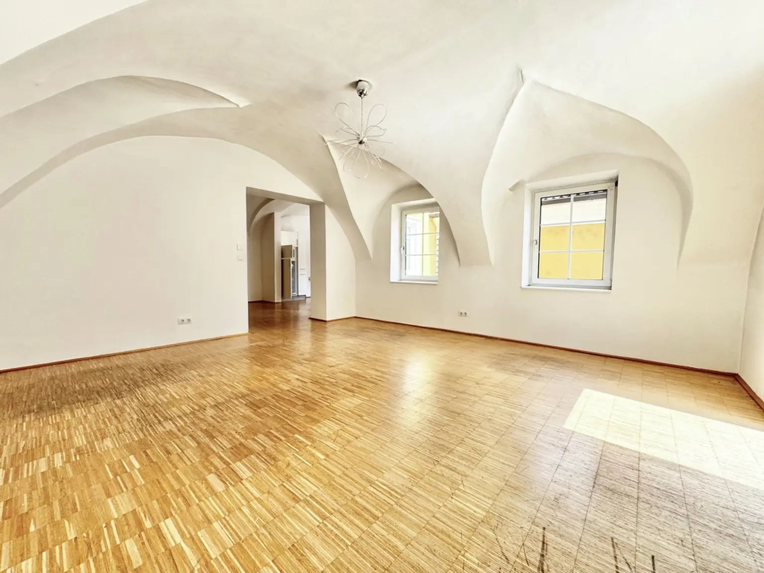 TOPLAGE NÄHE RATHHAUS | OPTIMAL AUFGETEILTE 4 ZIMMER MIT TERRASSE | TOP-BÜRO IN KORNEUBURG