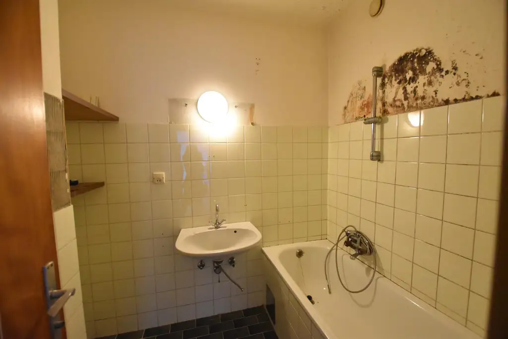 Sanierungsbedürftige Eigentumswohnung mit Loggia