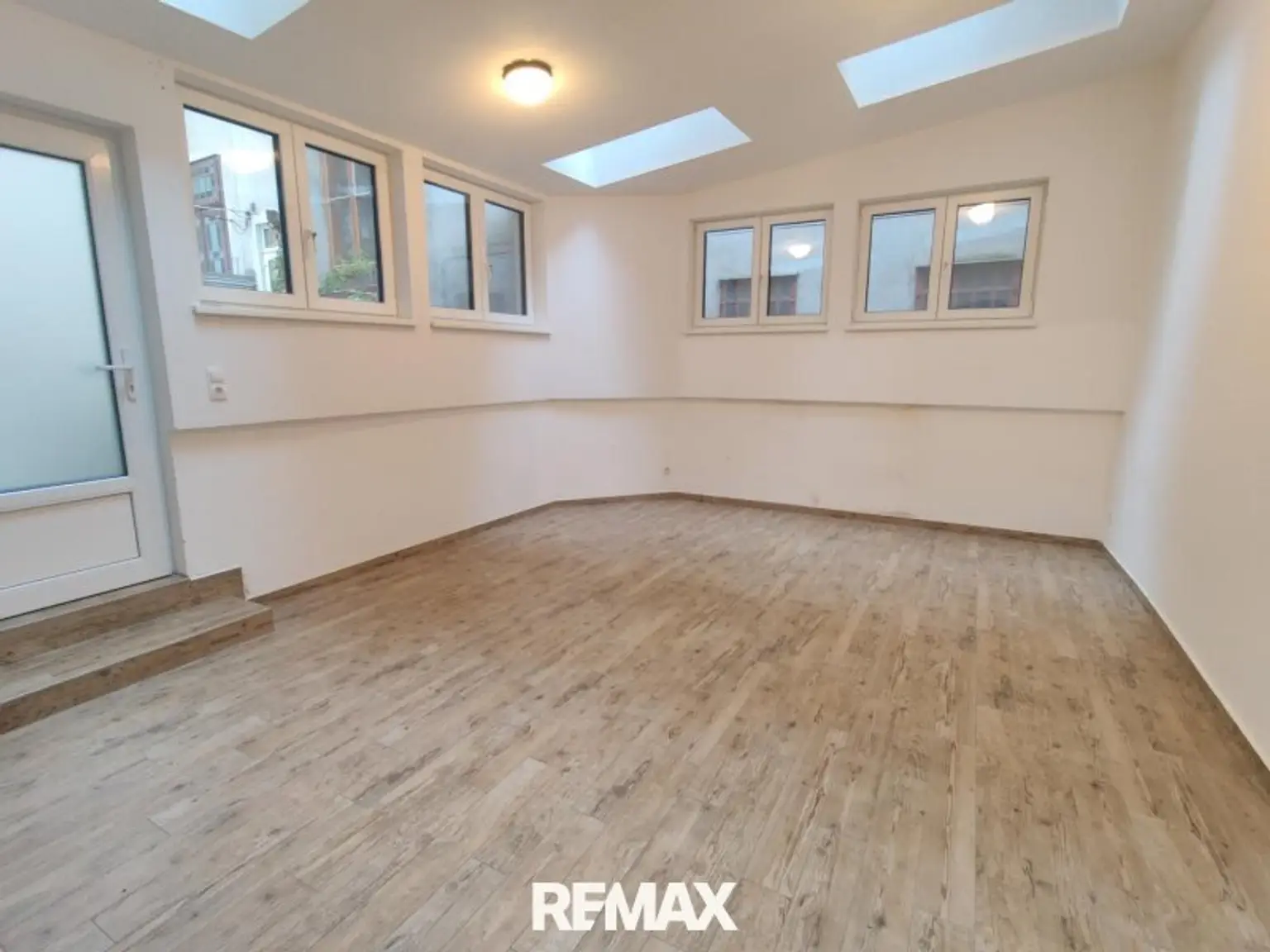 helle Arbeitsplätze mit Ausgang Terrasse