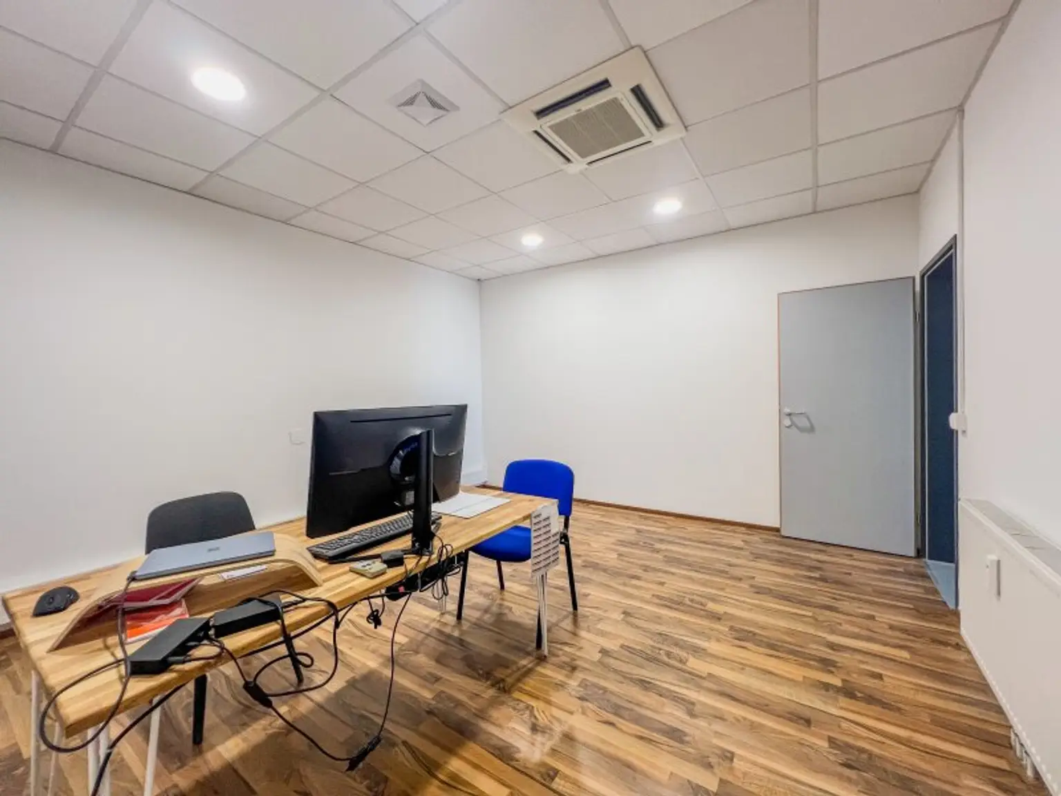 Büro- und Hallenkombination - U6-Station Perfektastraße