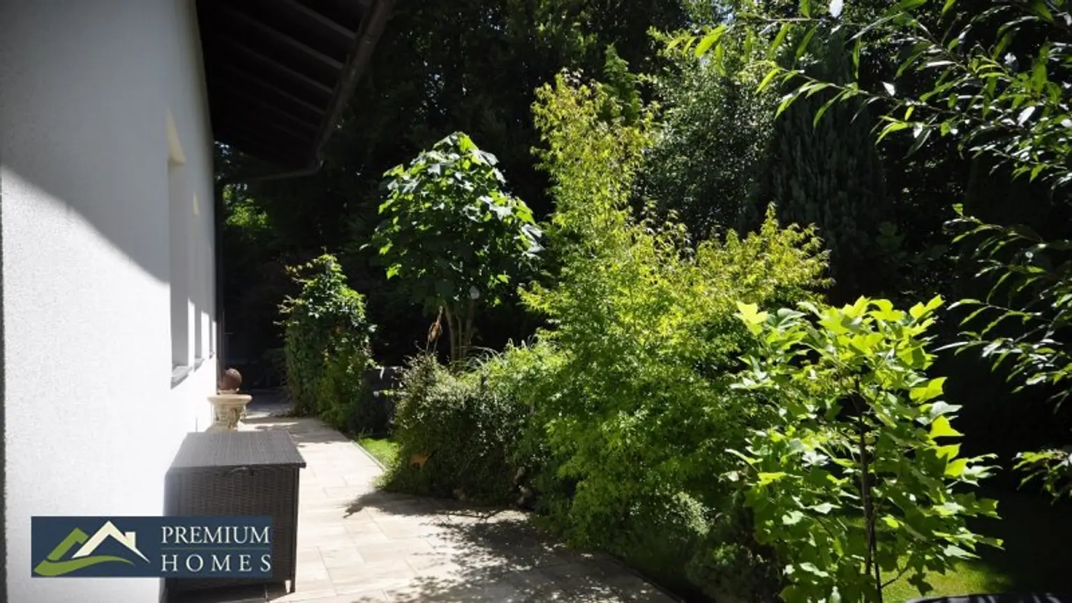 BREITENBACH am Inn - Großzügiges Einfamilienwohnhaus mit Terrasse, Balkon, Keller, Garage, zwei Carports, Garten, Gartenhaus, Geräte- und Holzschuppen