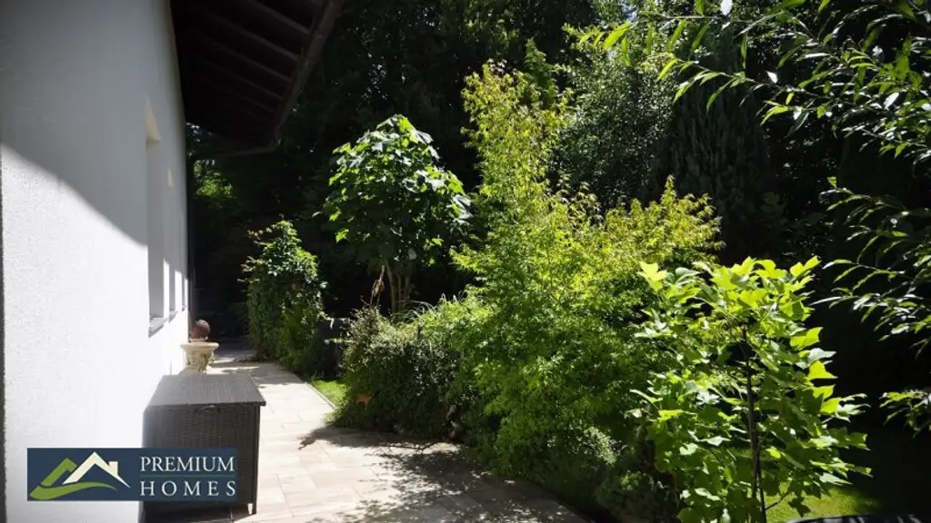 BREITENBACH am Inn - Großzügiges Einfamilienwohnhaus mit Terrasse, Balkon, Keller, Garage, zwei Carports, Garten, Gartenhaus, Geräte- und Holzschuppen