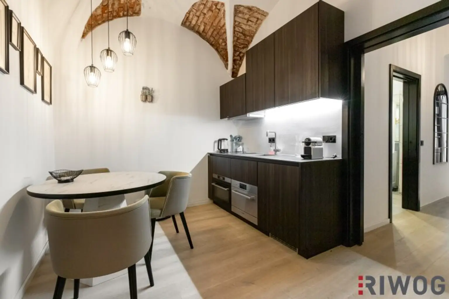 Stilvoller 37 m²-Altbau in 1190 – Gewölbedecken, Designbad & Einbauküche – Wohnen beim Weingarten