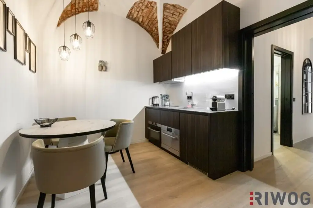 Stilvoller 37 m²-Altbau in 1190 – Gewölbedecken, Designbad & Einbauküche – Wohnen beim Weingarten