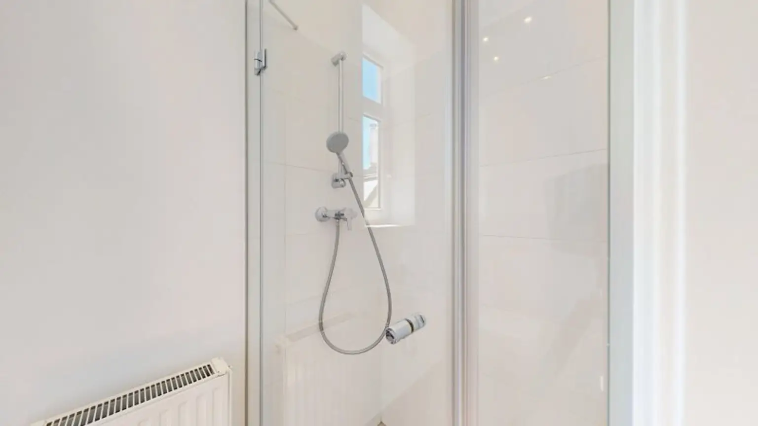 Badezimmer mit Dusche und WC