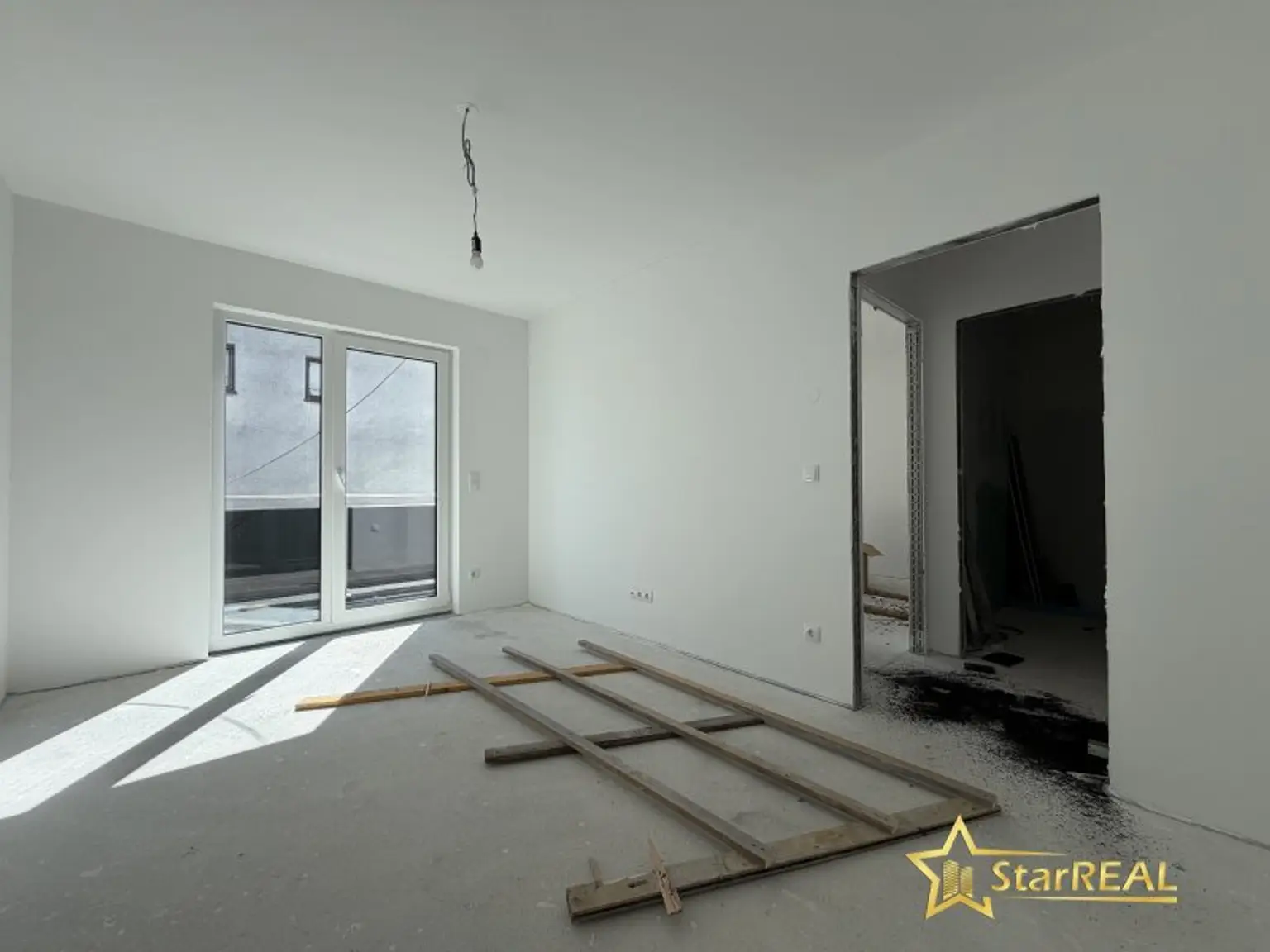 NEUBAU IN ZENTRUMSNÄHE! 5 ZIMMER-ZIEGELHAUS MIT 2 BÄDERN UND 3 WC´S.