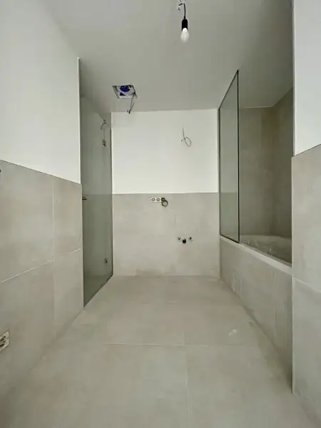 Erstklassige 73.8m² Wohnung mit Balkon in Mannswörth, Perfekt für Erstbezug!