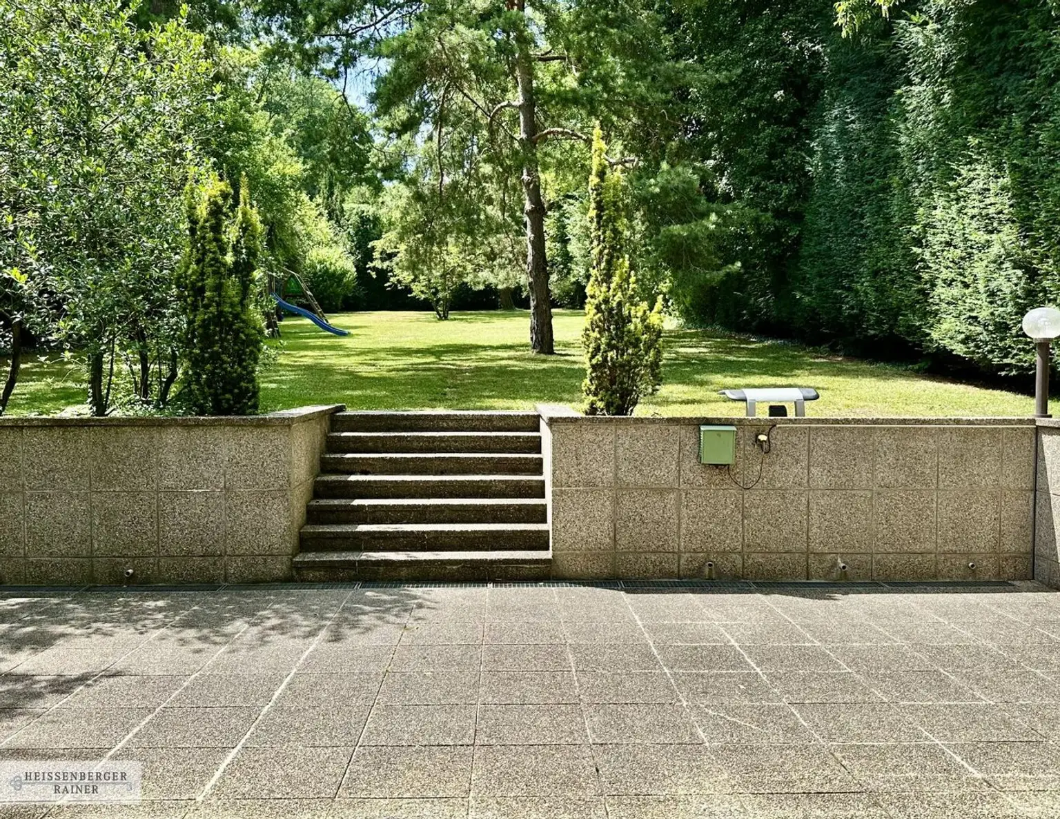 REPRÄSENTATIV, SEHR PRIVAT, VOLLMÖBLIERT /// NEUBAUVILLA MIT GROSSEM GARTEN IN DORNBACH