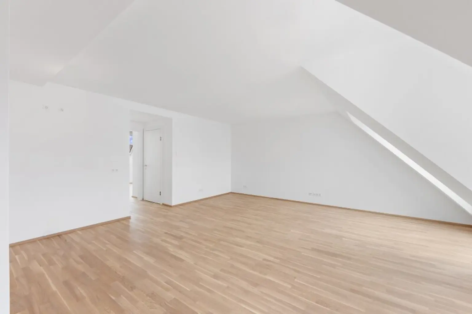 3-Zimmer-Dachgeschosswohnung (Massivbauweise) mit Balkon in generalsaniertem Altbau