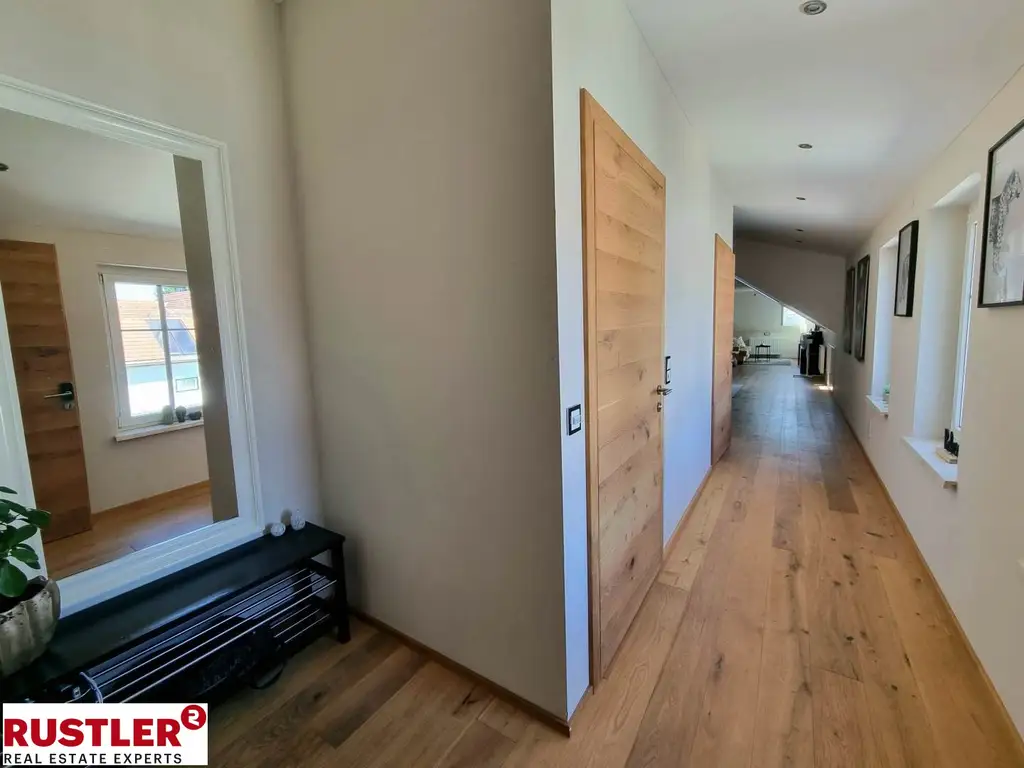 Großzügiges Einfamilienhaus mit separater Wohneinheit  & Pool