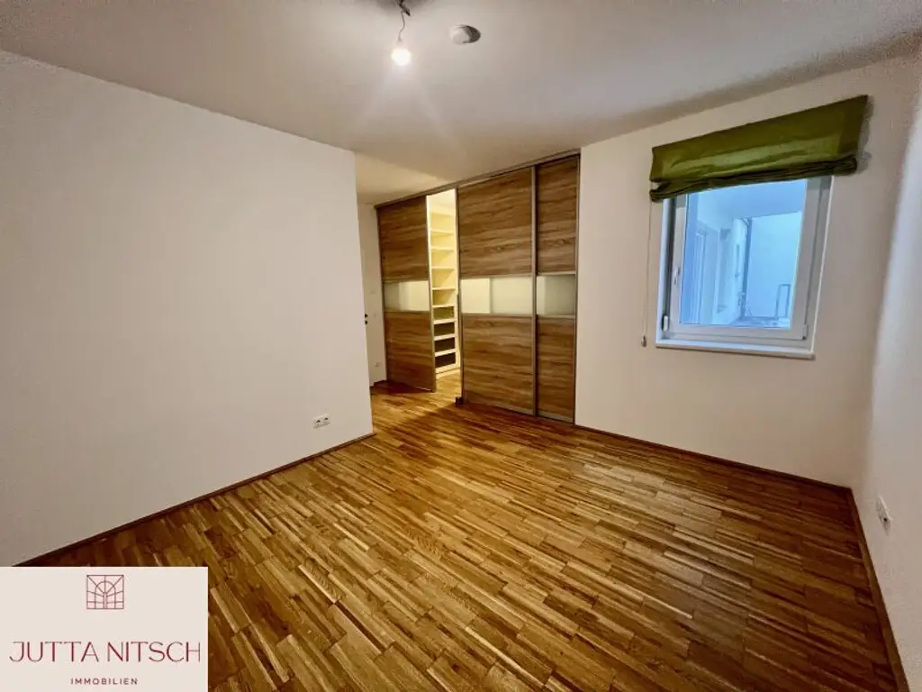 Barrierefreie Gartenwohnung mit zwei Terrassen und zwei Garagenplätzen - Gießhübl Zentrum