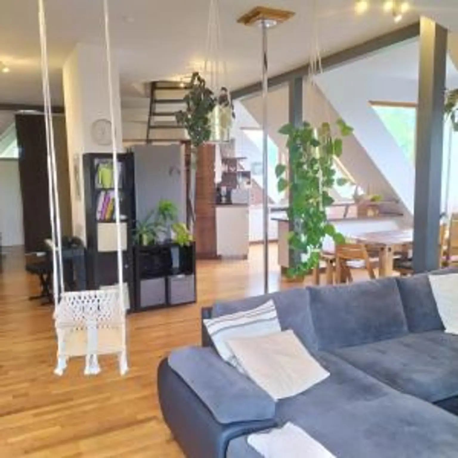 MIETE! Moderne Dachgeschosswohnung in Aussichtslage und Gartennutzung!
