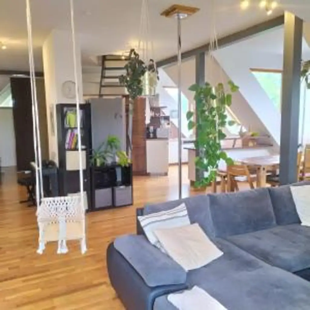 MIETE! Moderne Dachgeschosswohnung in Aussichtslage und Gartennutzung!