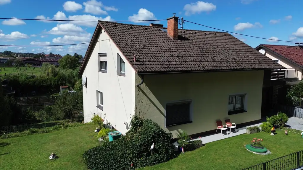 2 bis 3 Familienhaus mit Vollkeller,    mit  4 Garagen, Brunnen/Werkstatt  - 2 Zufahrten