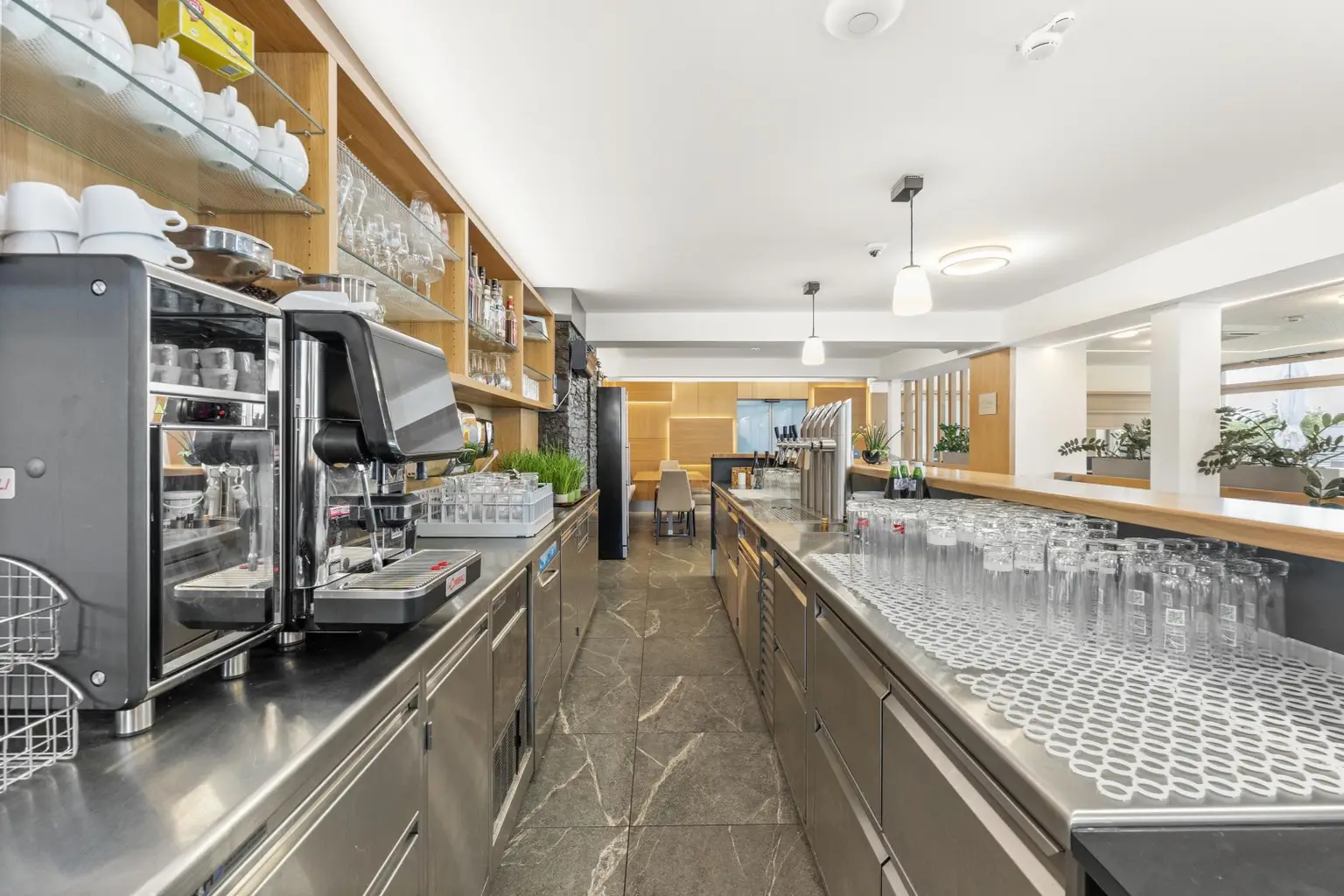DAS HUNNENBRUNN - hochinteressantes Restaurant und 2 großzügige Wohnungen