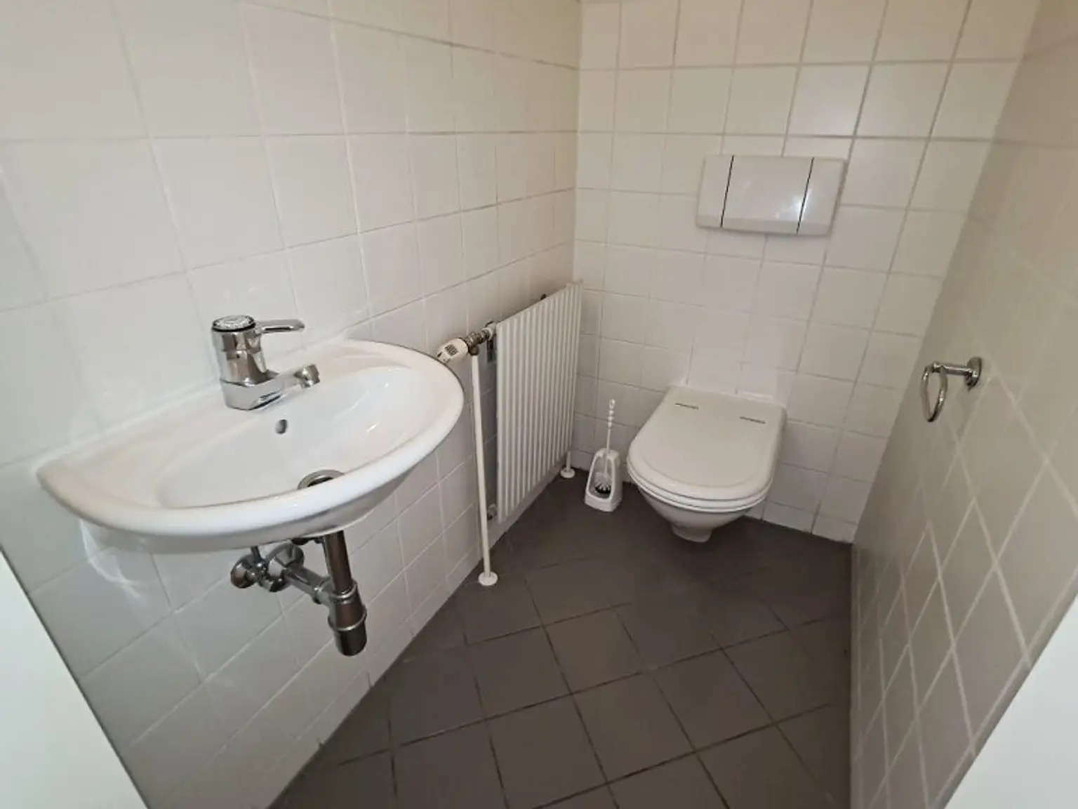 SPITTELBERG, teilsaniertes 84 m2 Dachgeschoß, 3 Zimmer, Extraküche, Wannenbad, Parketten, WG-geeignet, MQ-Nähe