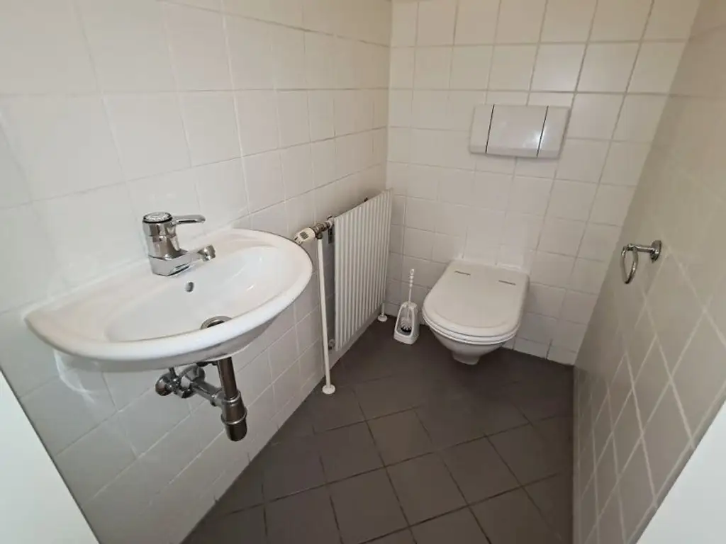 SPITTELBERG, teilsaniertes 84 m2 Dachgeschoß, 3 Zimmer, Extraküche, Wannenbad, Parketten, WG-geeignet, MQ-Nähe