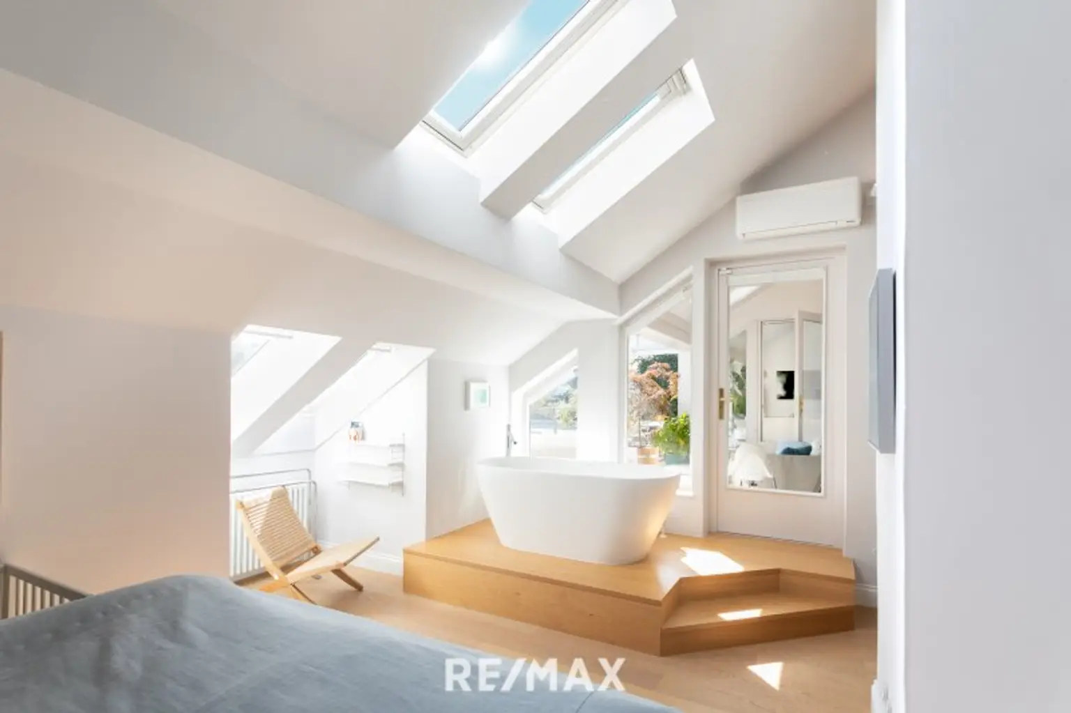 Alt-Hietzing - Luxuriöses Dachgeschoss mit Terrasse auf Wohnebene !