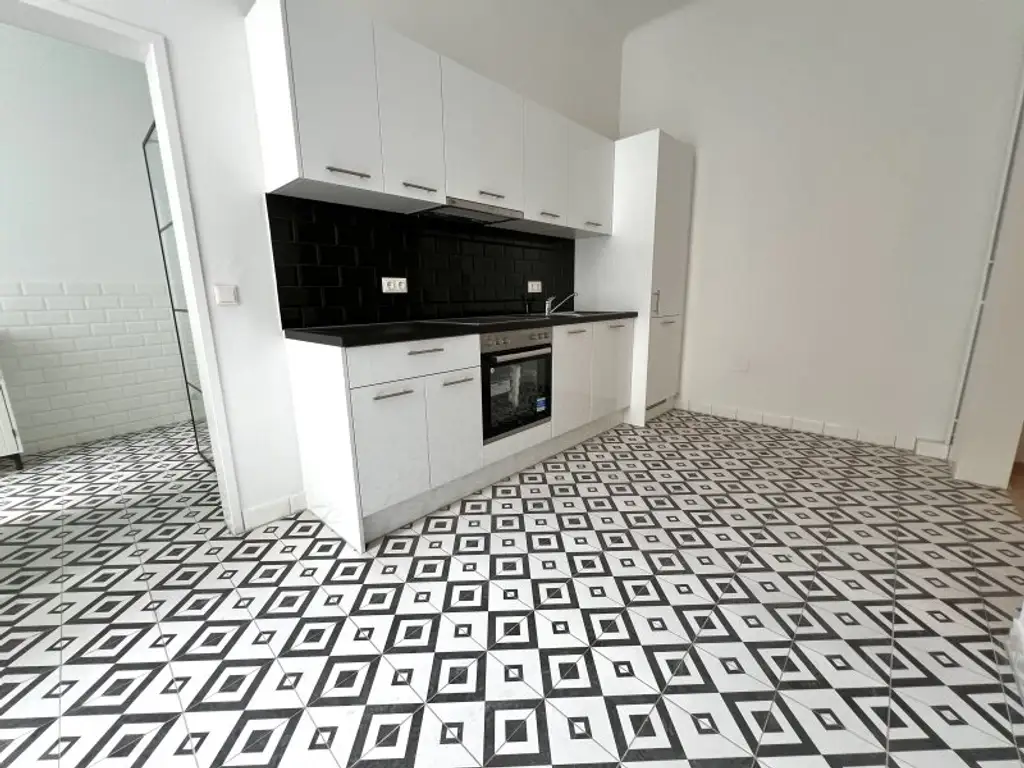 100m² Altbauwohnung: 3-Zimmer. 2 Bäder mit moderner Küche & Ausstattung