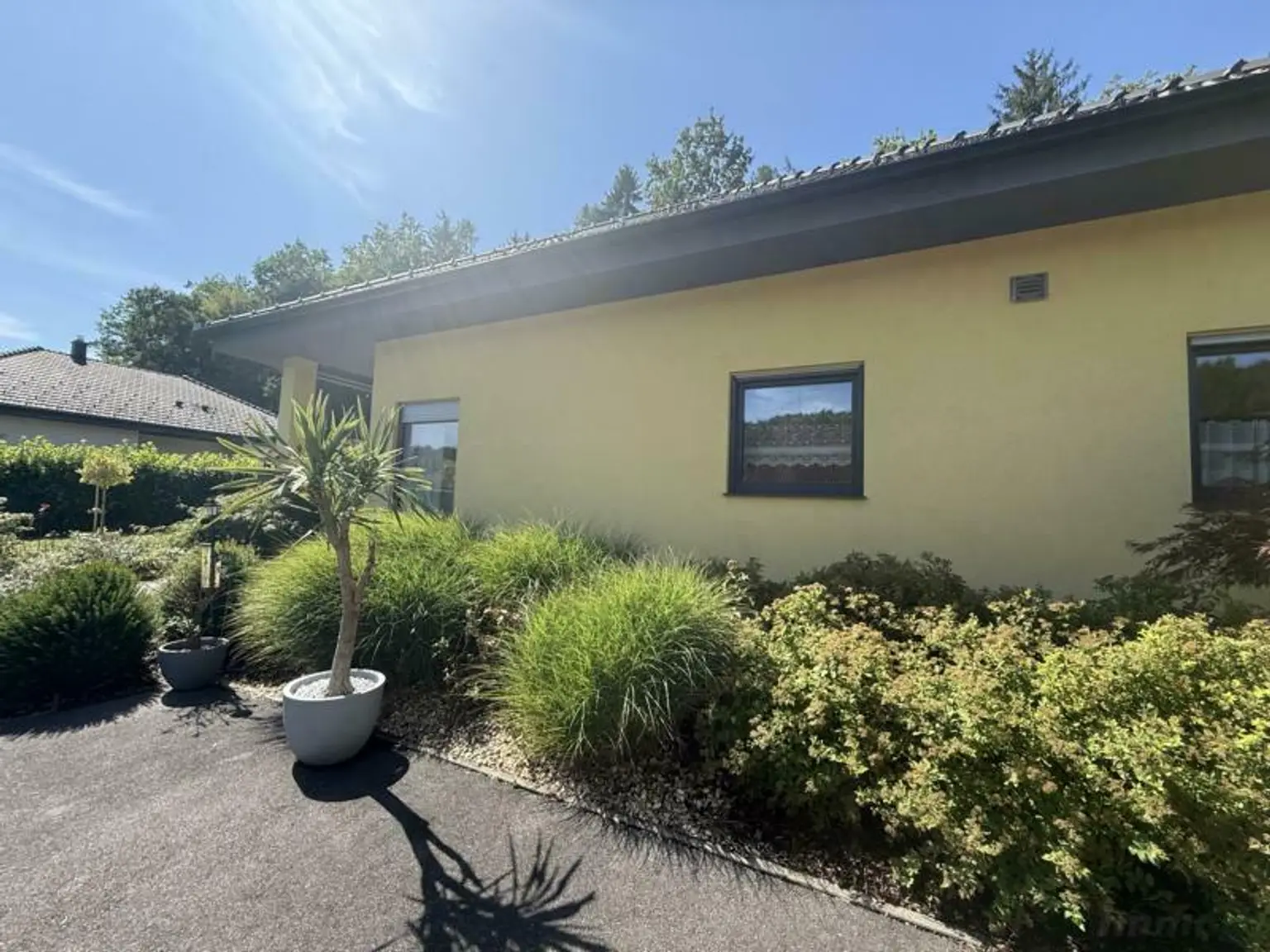 *** Eleganter und stilvoller Bungalow in begehrter Siedlungslage *** unmittelbare Nähe zur Stadt Feldbach ***