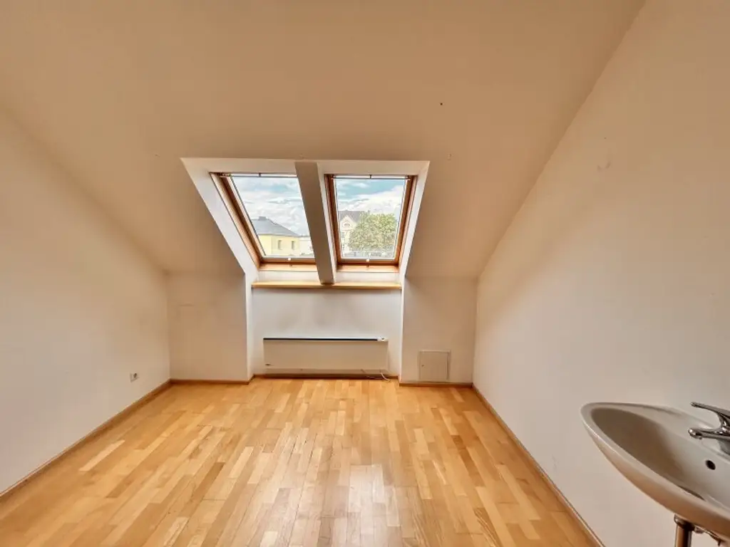 Geräumige Wohnung mit 7 Zimmern, Garten und 2 Stellplätzen bietet Platz zur Entfaltung