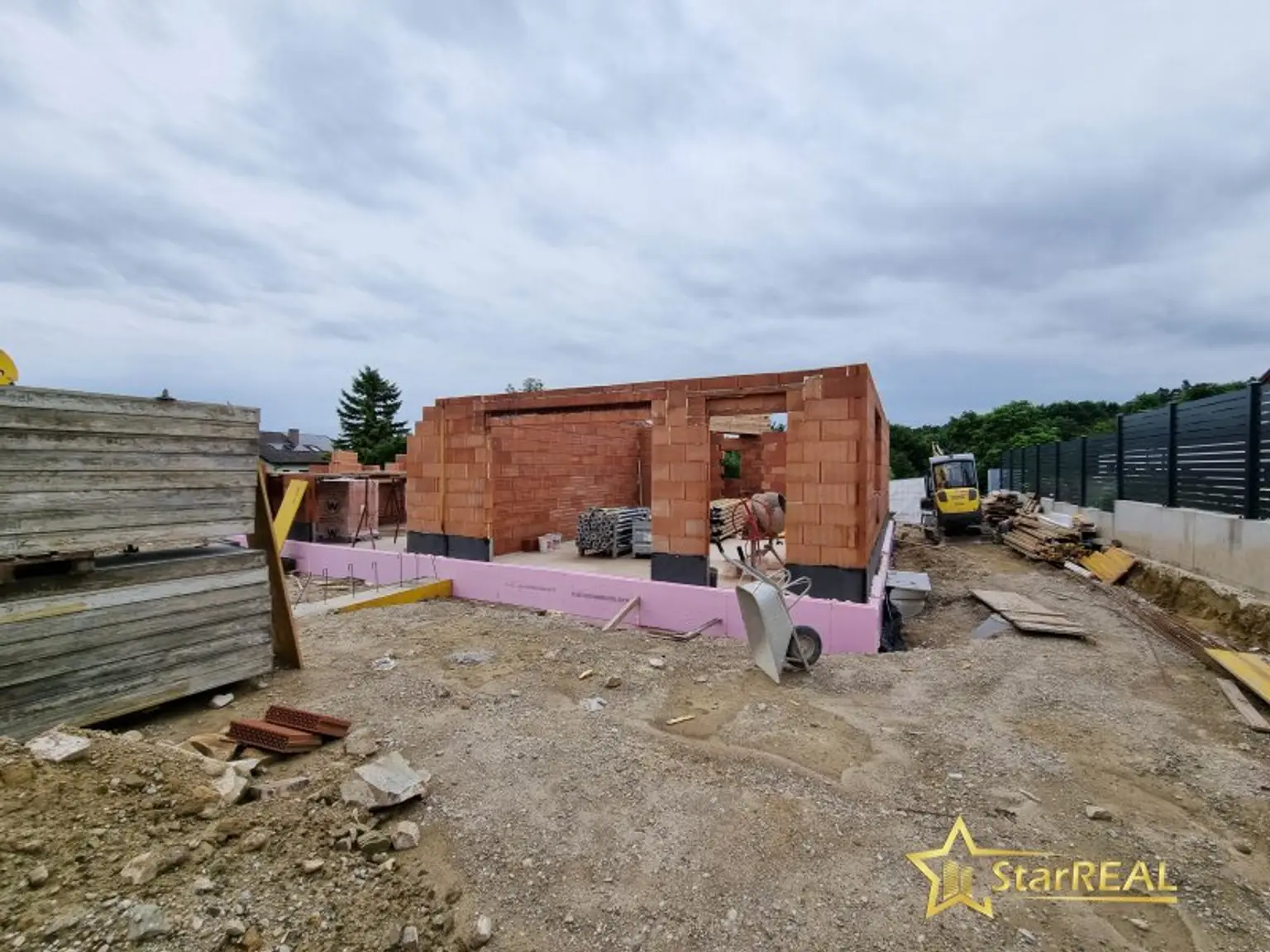 BAUBEGINN ERFOLGT! IDEAL FÜR FAMILIEN! 5-ZIMMER-ZIEGELHAUS MIT UNVERBAUBAREN AUSBLICK. MIT KELLER, BALKON, TERRASSE, CARPORT UND GROSSEM GARTEN.