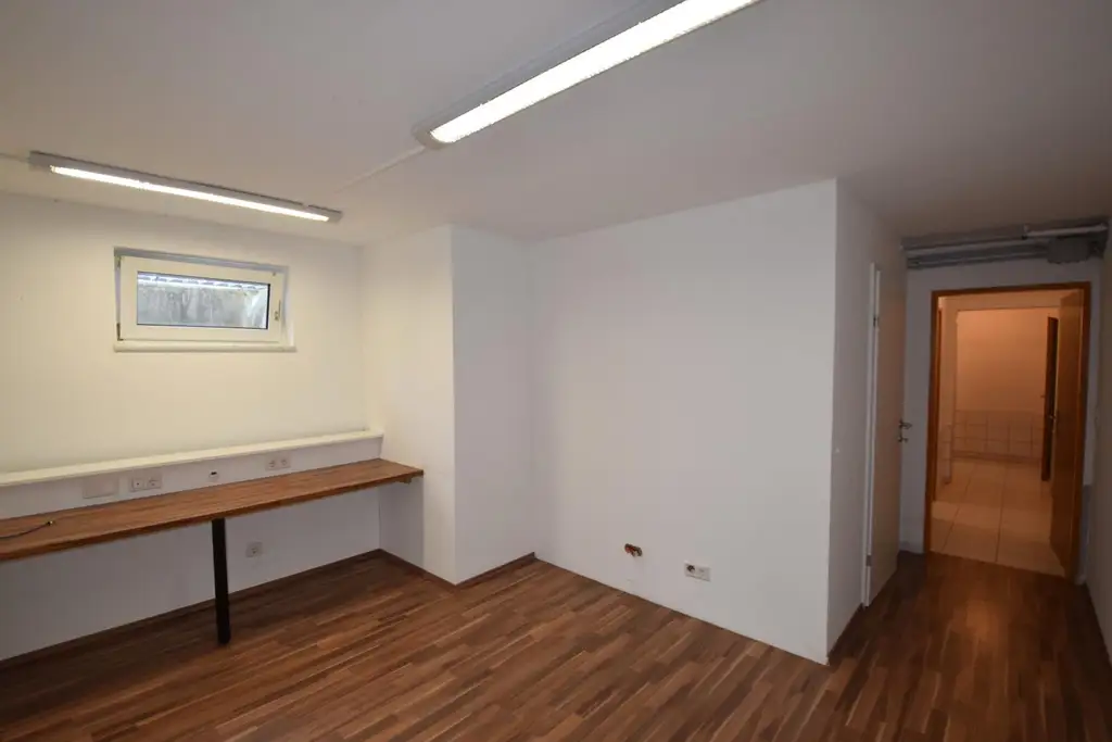 Platzwunder: Wohnung mit Eigengarten, 2 Parkplätzen, Keller & Dachboden