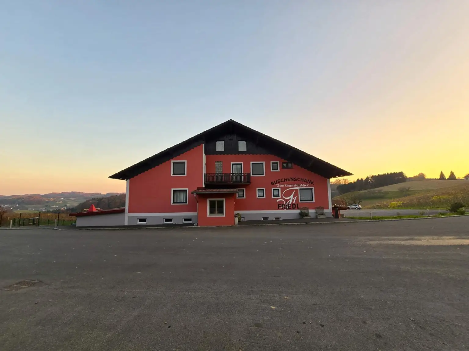 Großes Haus für Visionäre in Aussichtslage (Buschenschank, Weingärten)