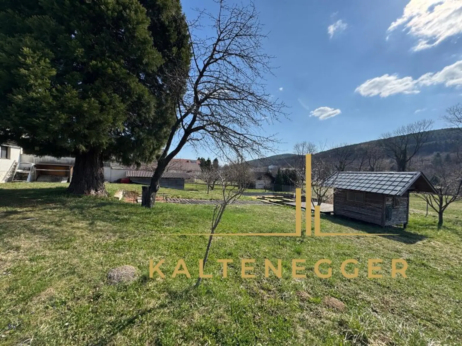 Sonnenbeschienenes Grundstück mit Blick auf die Hohe Wand - ein ländliches Mehrfamilienhaus und ein Einfamilienhaus